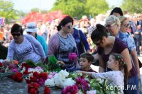 Новости » Общество: Керчане возложили цветы к памятнику «Героям Аджимушкая»