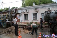 В Керчи в Кооперативном переулке водоканал устраняет порыв водовода