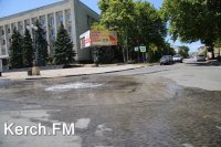 В Керчи на Кирова по дороге течет питьевая вода