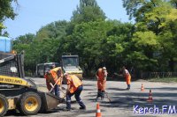 Новости » Общество: В Керчи продолжается ямочный ремонт дорог в Аршинцево