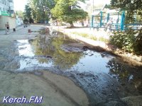 Новости » Общество: В Керчи дорогу затопило питьевой водой