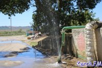 Новости » Коммуналка » Общество: В Керчи снова бьет фонтан питьевой воды