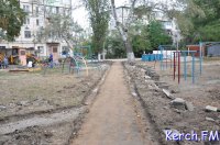 Новости » Общество: В Керчи во дворе на Карла Маркса сняли старый асфальт и бордюры