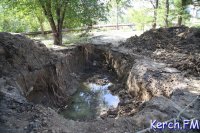 Новости » Общество: В Керчи на Заречной коммунальщики оставили открытой огромную яму