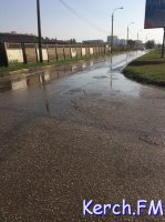 Новости » Общество: В Керчи на Ворошилова водоканал устраняет порыв