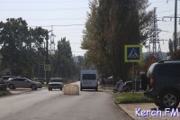 Новости » Общество: В Керчи дорогу на Мирошника заасфальтировали в один слой