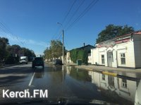 Новости » Коммуналка: В Керчи на Свердлова - порыв водовода