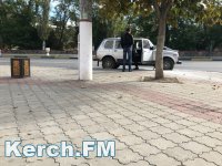 Новости » Общество: В центре Керчи стоит машина, усыпанная белым порошком