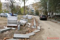 Новости » Общество: После жалоб керчан администрация города посетила дворы, в которых делается ремонт