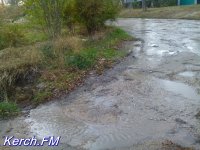 Новости » Общество: В Керчи несколько дней чистая вода рекой течет по частному сектору