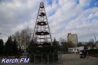 Новогоднюю елку собирают на площади перед ДК «Корабел»