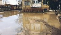 В Керчи на Мирошника двор затоплен водой и грязью