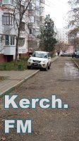 Керчане жалуются на иномарку, припаркованную на тротуаре в жилом дворе