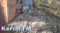 Новости » Общество: В Керчи разобрали рухнувшее здание КГМТУ, но мусор из камней оставили