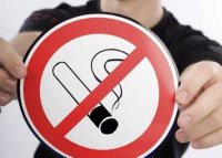 Правительство России отказалось поддерживать запрет курения около подъездов