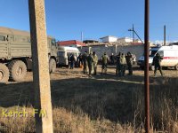 Жители Золотого кидаются под военные КАМАЗы, чтобы не дать установить локатор в селе (видео)(обновлено)
