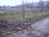 В Керчи после работ водоканала на стадионе школы образовалась грязевое месиво