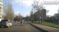 В Керчи пенсионеры продолжают кидаться под колеса автомобилей (видео)
