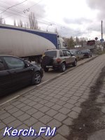 Керчане паркуют свои автомобили прямо на остановках