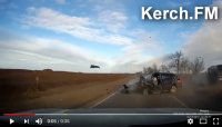 На Керченской трассе в лобовую столкнулись микроавтобус и легковушка (момент аварии)
