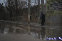 В Керчи нечистотами затопило остановку «АТП»