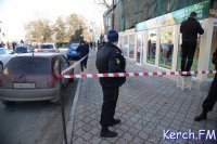 В Керчи сотрудники ФССП перекрыли вход в несколько магазинов на Советской (видео)