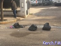 В Керчи на Дубинина устроили свалку мусора на дороге