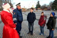В Керчи Полицейский Дед Мороз рассказал детям о правилах безопасности на дороге