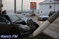 Легковушка сбила троллейбусную опору в Керчи