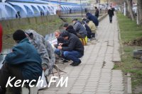 Новости » Общество: В Керчи массово ловят рыбу в речке