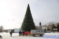 Новости » Общество: На главной площади Керчи начали разбирать елку