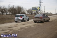 Новости » Общество: В Керчи водители объезжают ямы на «Телецентре» по встречке