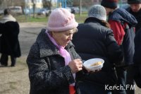 Волонтеры по субботам на «блошином» рынке кормят нуждающихся керчан