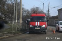 В Керчи коммунальщики мыли ограждения в центре города