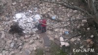 Неизвестные сносят строительный мусор под окна керчан