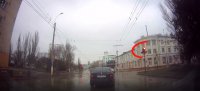 В Керчи иномарка поехала на красный сигнал светофора (видео)