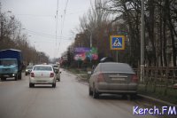 Припаркованные перед пешеходным переходом авто на «Босфорском» угрожают безопасности керчан