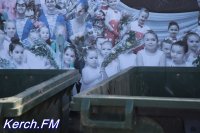 В Керчи мусорные контейнеры поставили под плакатом с детьми