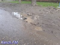 Керчане снова жалуются на грязь перед жилым  домом