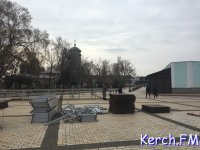 На главной площади Керчи начали разбирать сцену