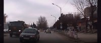 В Керчи машина поехала на обгон на пешеходном переходе (видео)