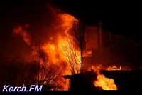 В Керчи две пожарные бригады тушат дом (видео)