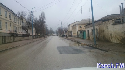 Новости » Общество: Перед приездом Путина в Керчь заасфальтировали две огромные ямы на Чкалова и Шлагбаумской