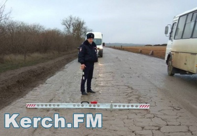 Новости » Общество: В Ленинском районе сотрудники ГИБДД измеряют ямы на дорогах