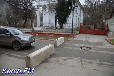 Новости » Общество: На  Театральной в Керчи поставили бетонные блоки