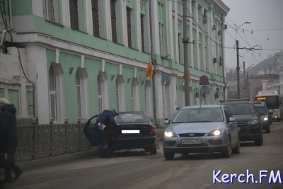 Новости » Криминал и ЧП: В центре Керчи – авария