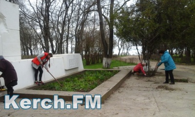 Новости » Общество: В Аршинцево работники школы благоустраивают памятник Старокарантинским партизанам