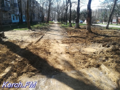 Новости » Общество: Горы земли под окнами керчан убрали, но тротуар не восстановили