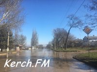 Новости » Общество: В Керчи питьевая вода течет по улице Чкалова