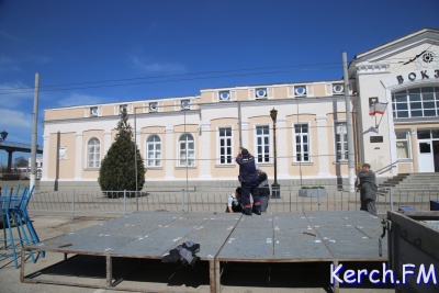 Новости » Культура: На  ж/д вокзале в Керчи устанавливают сцену